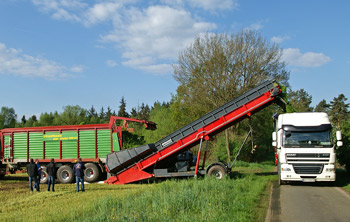 Überlader -Brücke zwischen Acker und Straße